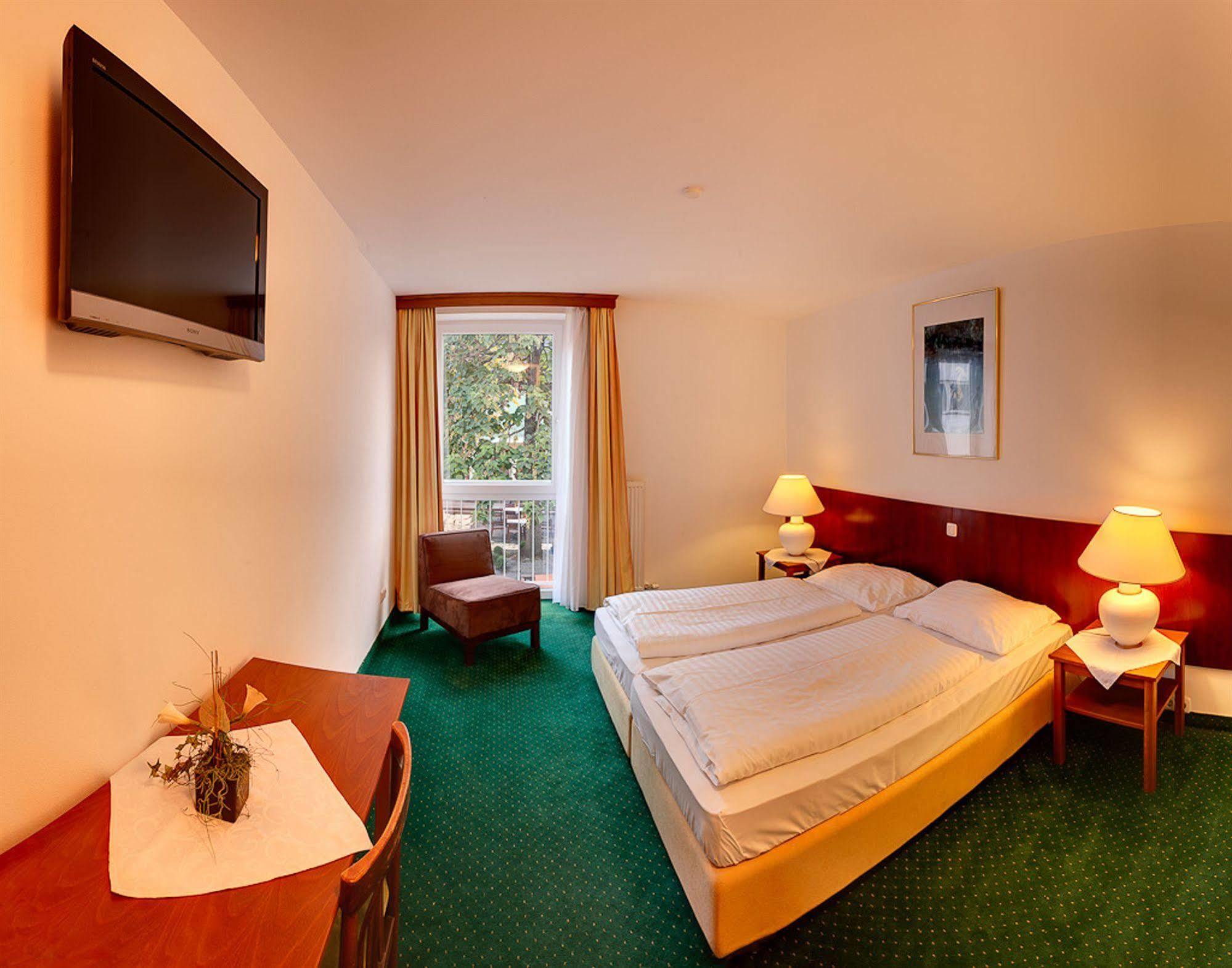Hotel Zur Post Illmitz Exterior photo